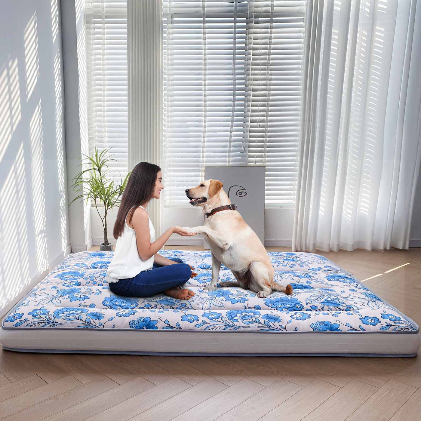 MAXYOYO 4" Extra Thick Japanese Futon Bed, Little Fresh Blue Flower Pattern Floor Mattress for Home