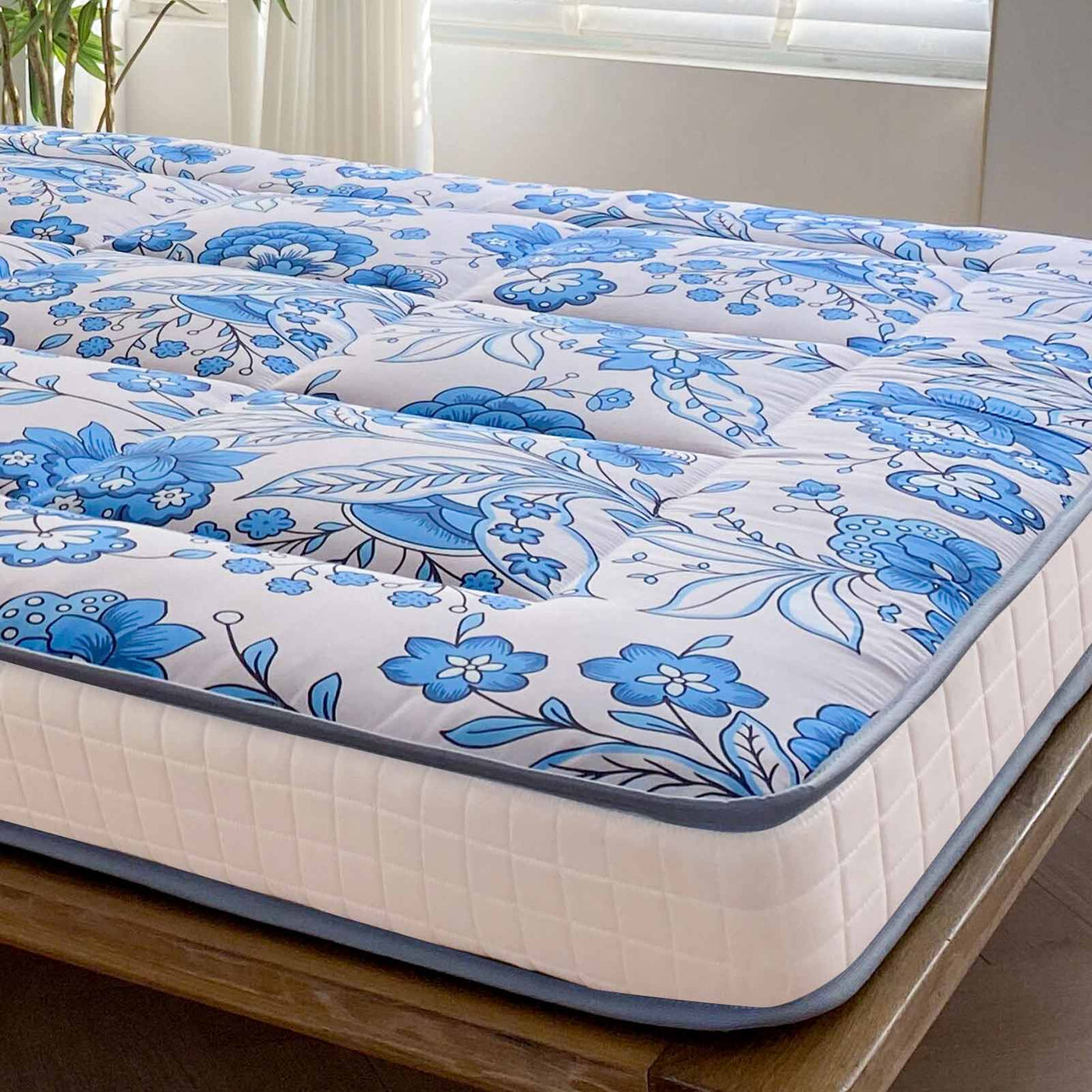 MAXYOYO 4" Extra Thick Japanese Futon Bed, Little Fresh Blue Flower Pattern Floor Mattress for Home
