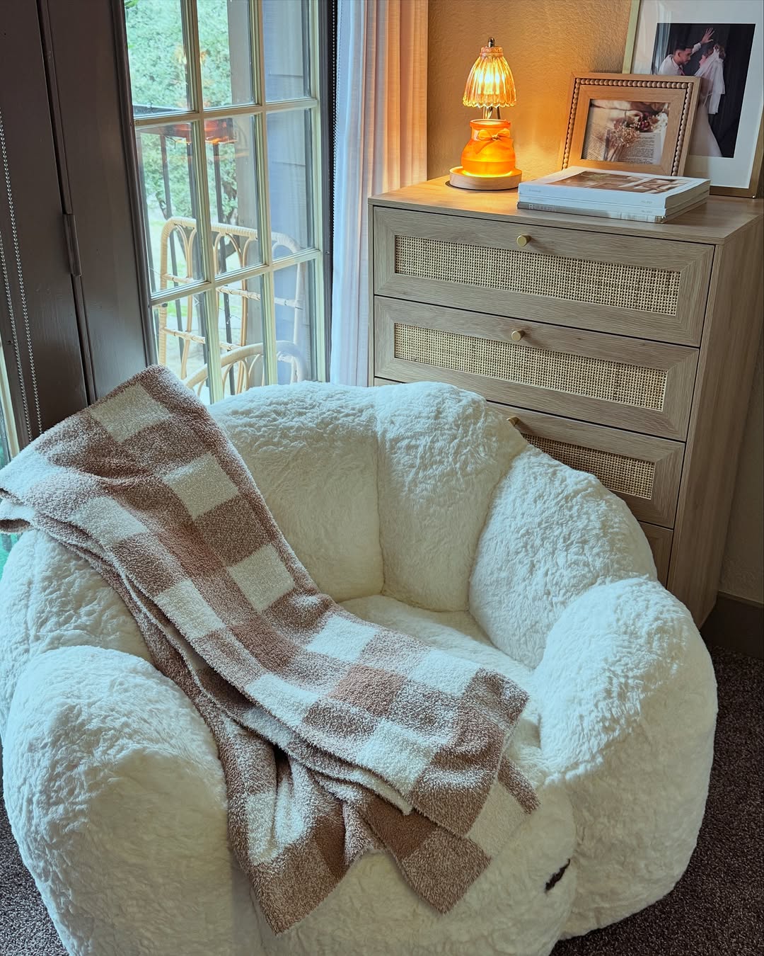 MAXYOYO Bean Bag Chair, Floral Shape Ultra Soft Faux Fur Petal Back Sofa for Adults, Single Size (Beige)